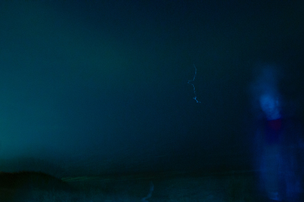 One blue, pale, night לילה אחד, כחול, חיוור צילום/ הדפסה בהזרקת דיו (יוצג על גבי מסך אור) 70X100 ס”מ