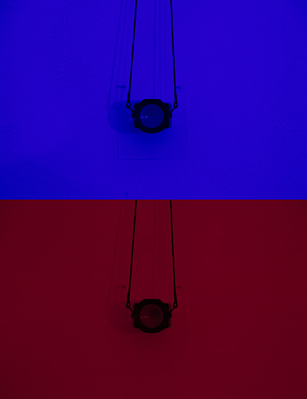 ללא שם (I Feel Lost/I Lost Feel) צילום הצבה 2/2 הזרקת דיו על נייר, מנורות לדים, לופה 4X2.5 סמ