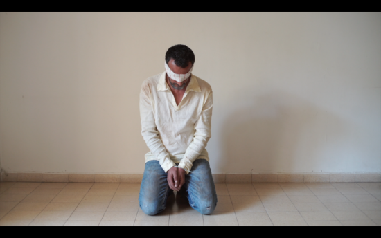 רגב עמרני, הילחם, ברח או קפא, 2019, סטילס מתוך וידאו, אוצר אבי לובין