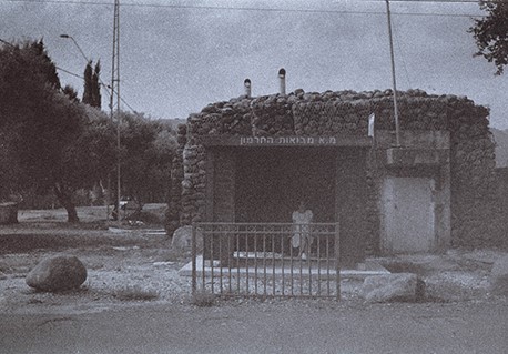 בתחנה, הדפסת דיו, 103.8x148.3 ס''מ