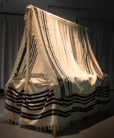 תא תפילה, מיצב סאונד, טליתות ועץ, 180X80X170