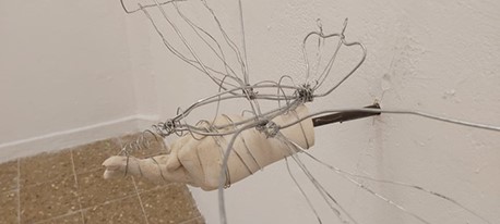 דימוי מס' 4 – בטון, ברזל, חוטי ברזל ונצנצים