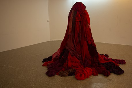 RED MOUNTAIN, מיצב. עץ, מתכת ובד. 3X3, 2.60.