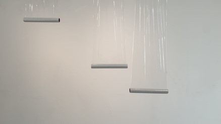 שירה שמיאן, slow motion, ניילון נצמד, מיצב.