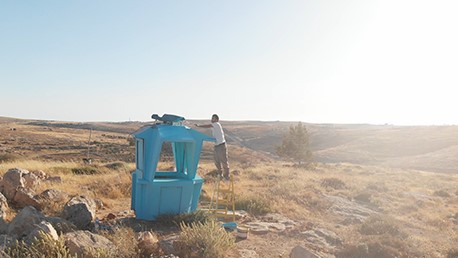 טליה פרי,דוכן התבודדות, פרט מתוך עבודת וידאו